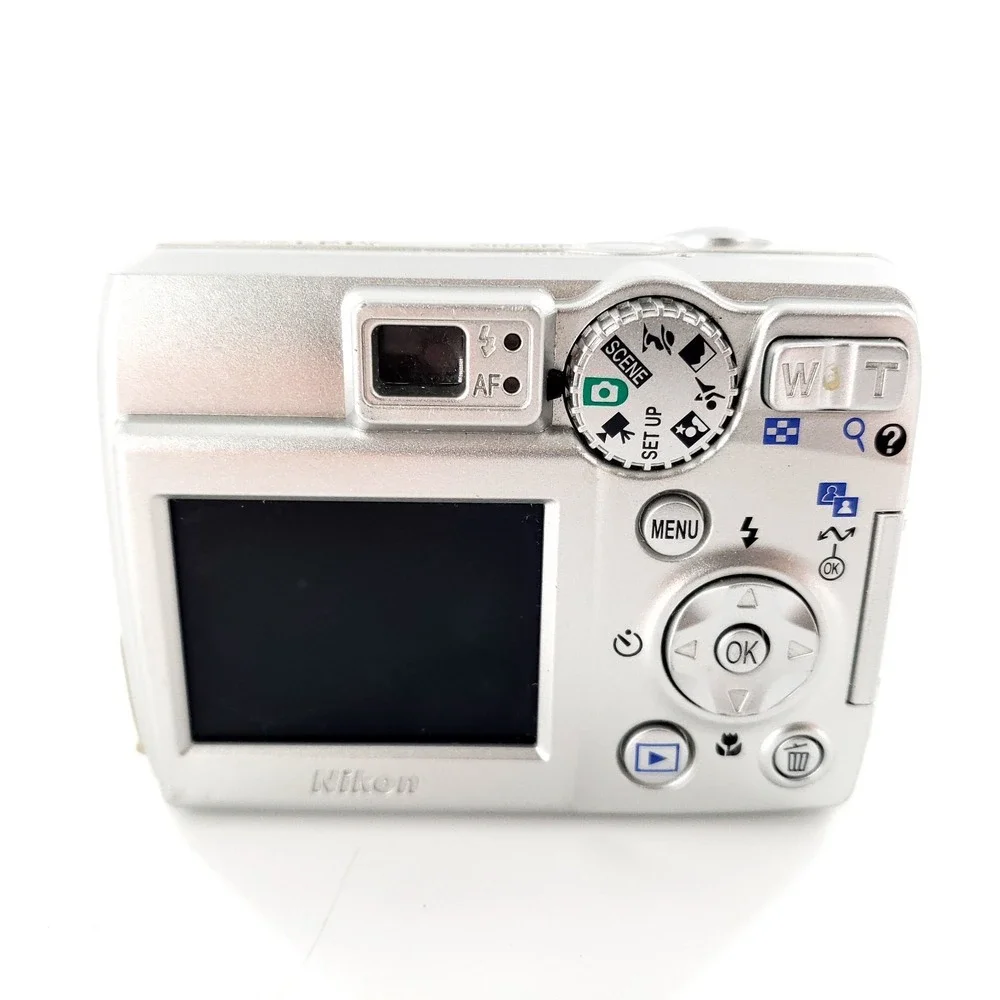 Nikon COOLPIX 4600 4.0MP Digital Camera Silver w/ Memory Card Tested & Works